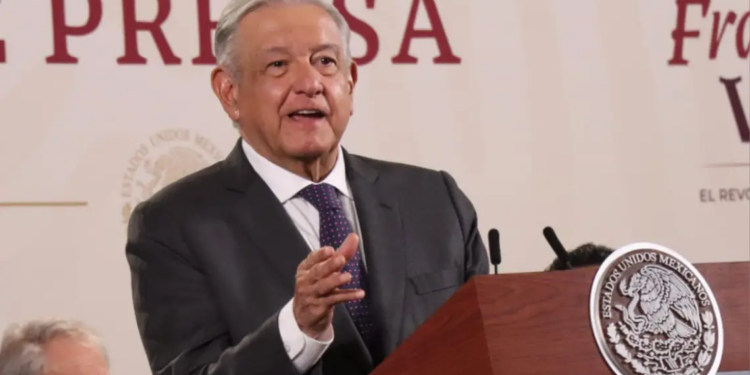 AMLO exige justicia y honestidad en la elección del rector de la UNAM.