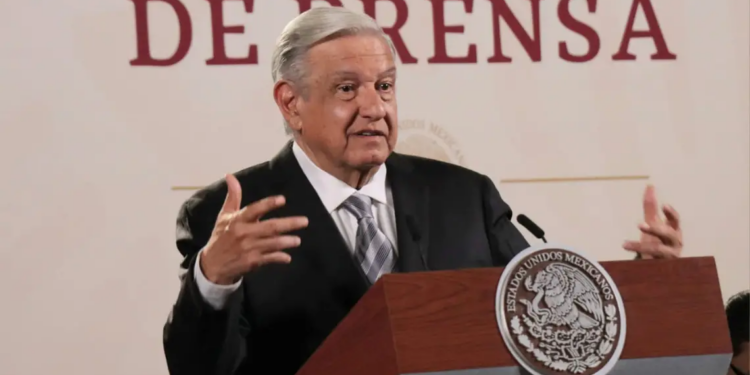 AMLO reprocha a Abbott por muro de boyas