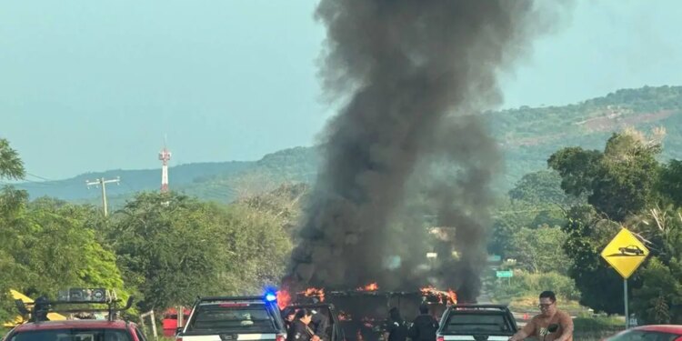 Amanece Apatzingán en caos y violencia