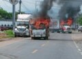 Ataque armado provoca incendios en carretera