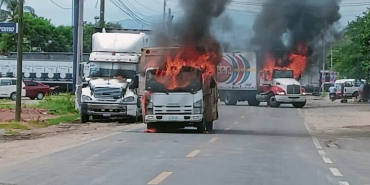 Ataque armado provoca incendios en carretera