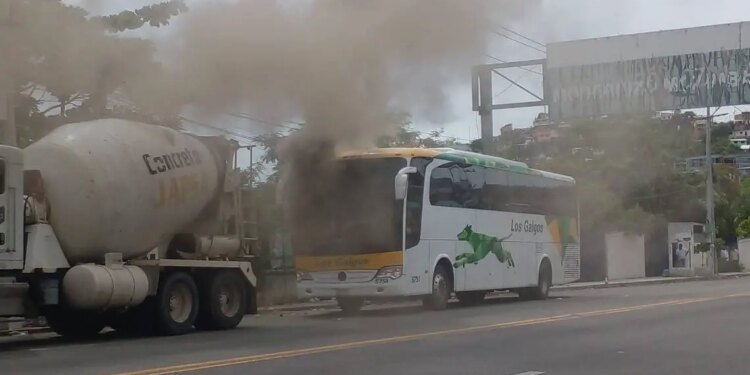 Autobús arde con equipamiento infantil de fútbol