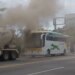 Autobús arde con equipamiento infantil de fútbol
