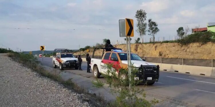 Camión de basura bloquea carretera en Tamaulipas.