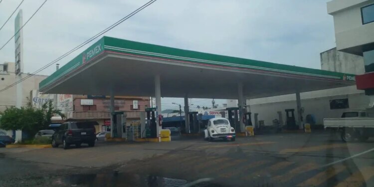 Catorce gasolineras cerradas por inseguridad en Acapulco.