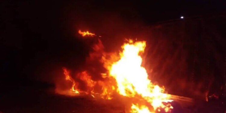 Choque múltiple: incendio y vehículos colisionados.