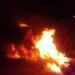 Choque múltiple: incendio y vehículos colisionados.