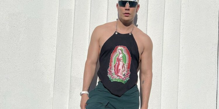 Christian Chávez enseña de más con diminuto bikini