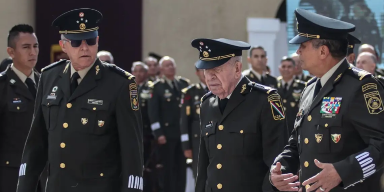 Cienfuegos reaparece en aniversario militar.