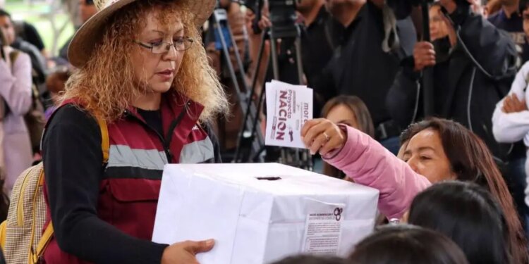 Desorden en Encuesta Morena, Marcelo Ebrard critica.