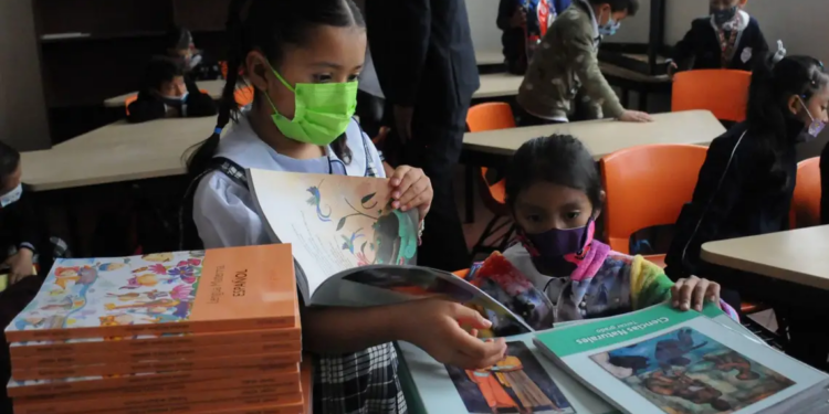 Docentes y padres rechazan libros de SEP.