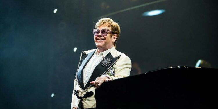 Elton John es trasladado al hospital tras sufrir un fuerte accidente en su hogar, ¿cuál es su salud?