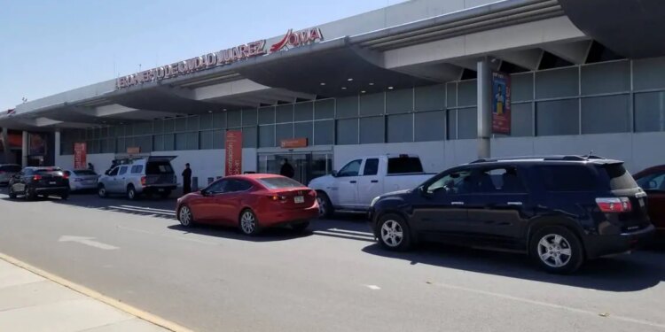 Falla en remodelación deja aeropuerto sin luz