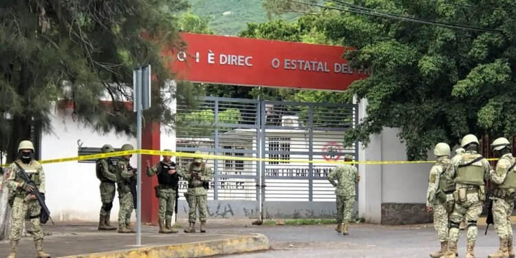 Grenadas en sede del PRI en Chilpancingo.