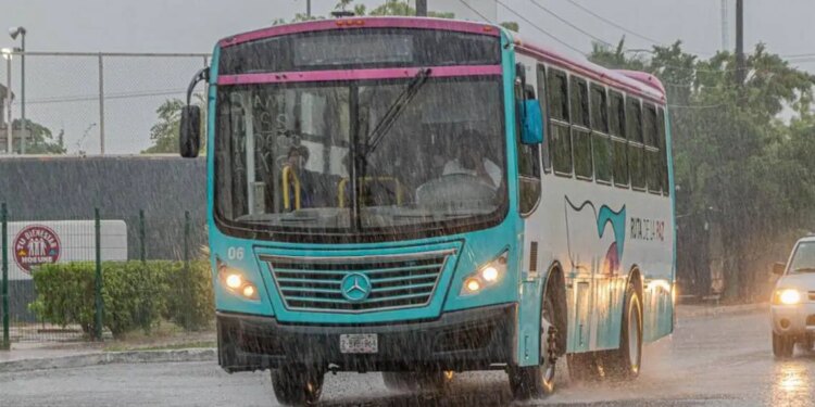 Hilary alcanza categoría 3 y avanza a Baja California