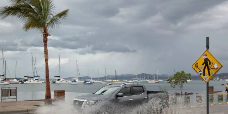 Huracán Hilary baja intensidad; avanza hacia Baja California.