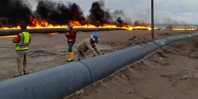 Huracán Hilary destruye poste y provoca incendio.