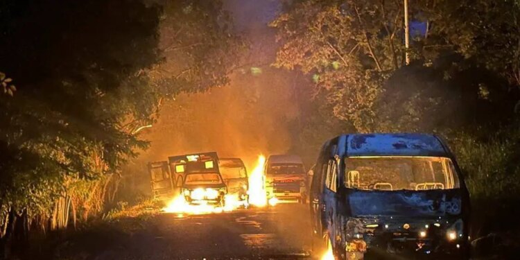 Incendio y balacera en Comalapa