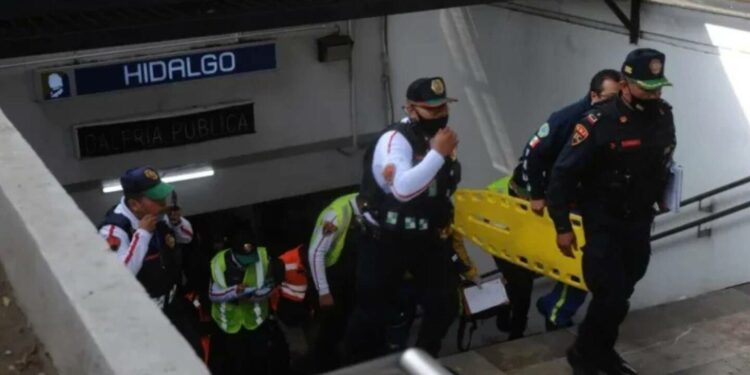 Joven presencia muerte de su novia en vías del Metro Hidalgo; desconocido la arrojó y se quitó la vida