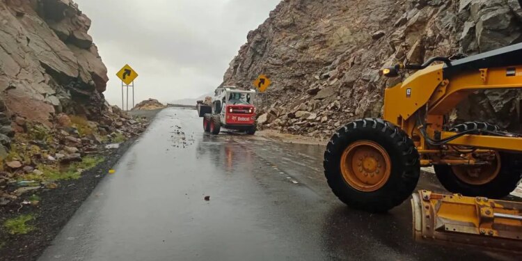 La Rumorosa cerrada por deslaves y encharcamientos
