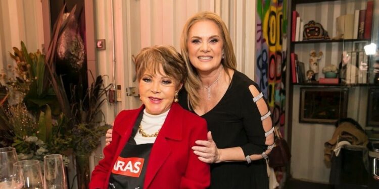 Lolita Ayala aparece en público con un bastón y tanque de oxígeno; su salud preocupa a fans