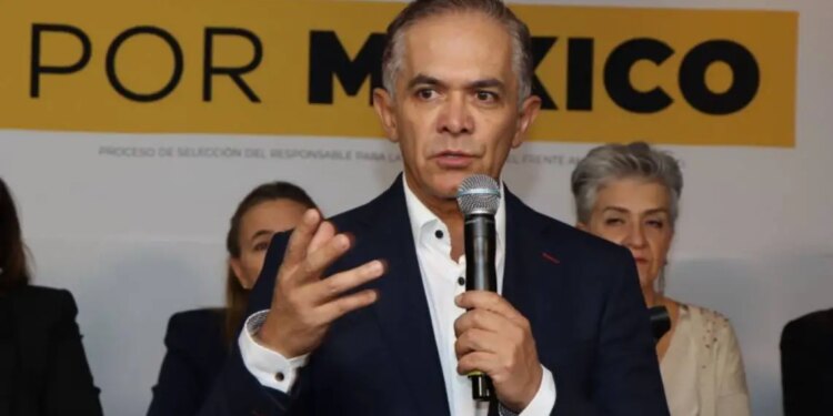 Mancera recurre exclusión en contienda del Frente Amplio.