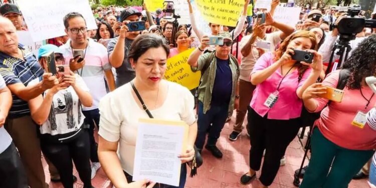 Marcha por distribución gratuita de libros