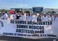 Marchan por médico acusado de fentanilo.