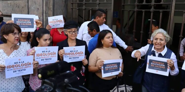 Padres en Morelos contra libros gratuitos