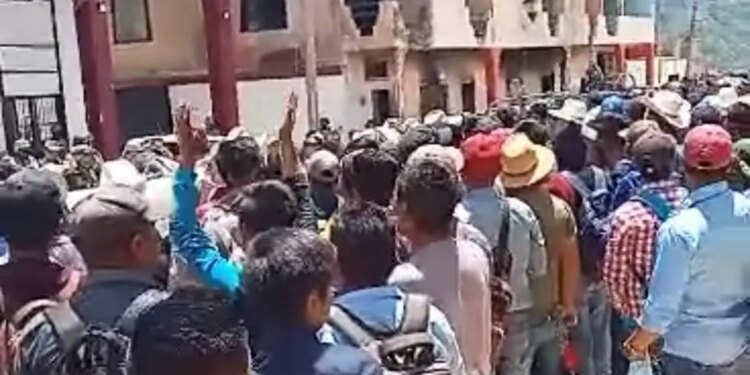 Pantelhó: Pobladores buscan calma y no violencia.