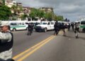 Policía de Guerrero controla bloqueo carretera Acapulco-Zihuatanejo.