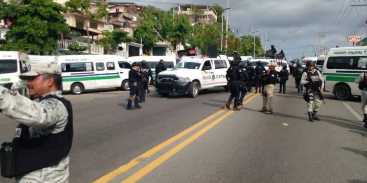 Policía de Guerrero controla bloqueo carretera Acapulco-Zihuatanejo.