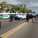 Policía de Guerrero controla bloqueo carretera Acapulco-Zihuatanejo.