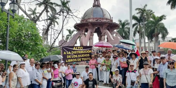Protesta contra los libros gratuitos de texto.