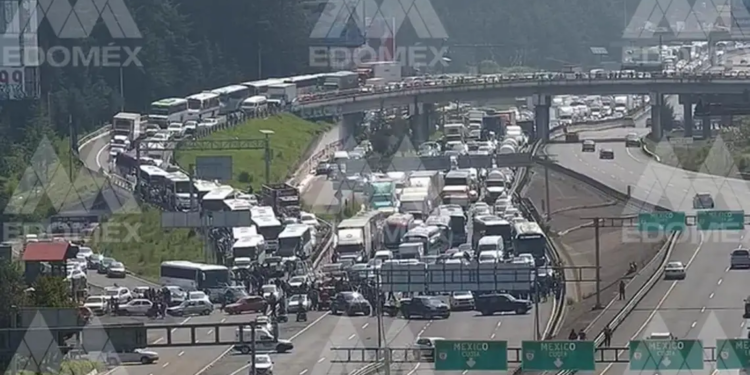 Protesta paraliza la autopista México-Toluca.