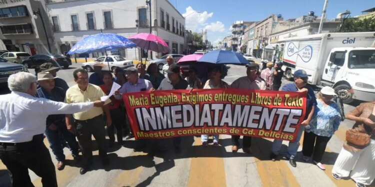 Protestan en Chihuahua por libros de texto.