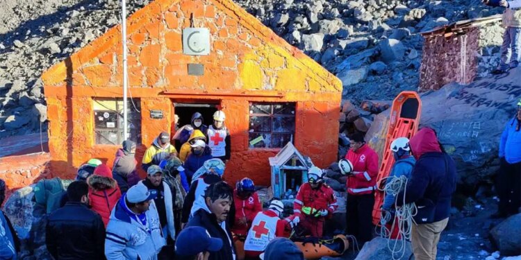 Rescatan cuerpos de alpinistas fallecidos en el Pico de Orizaba.