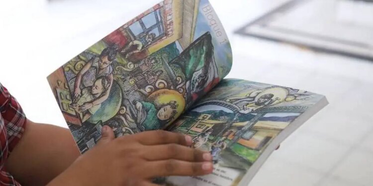 Suspensión de distribución de libros de texto.