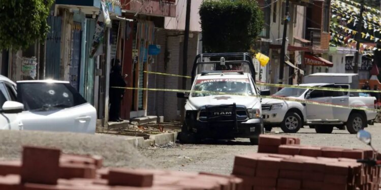 Tiroteo deja 3 policías heridos, precaución.