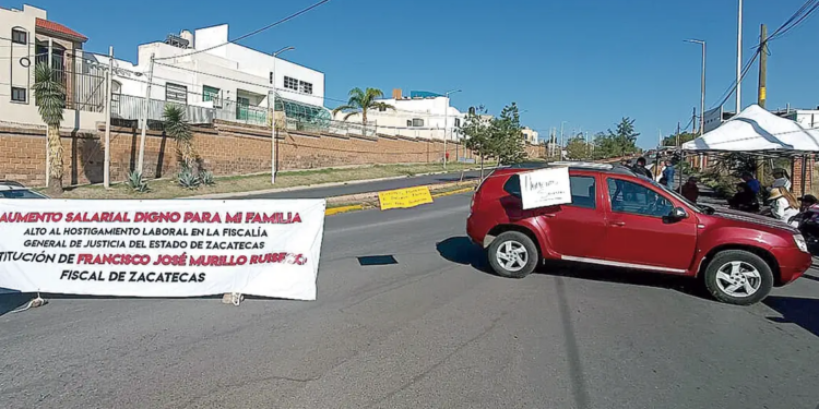 Trabajadores protestan por destitución en Zacatecas.