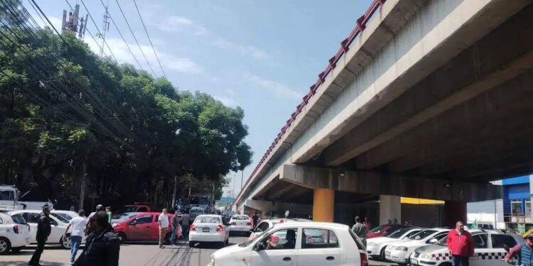 Transportistas bloquean avenida en Tlalnepantla.