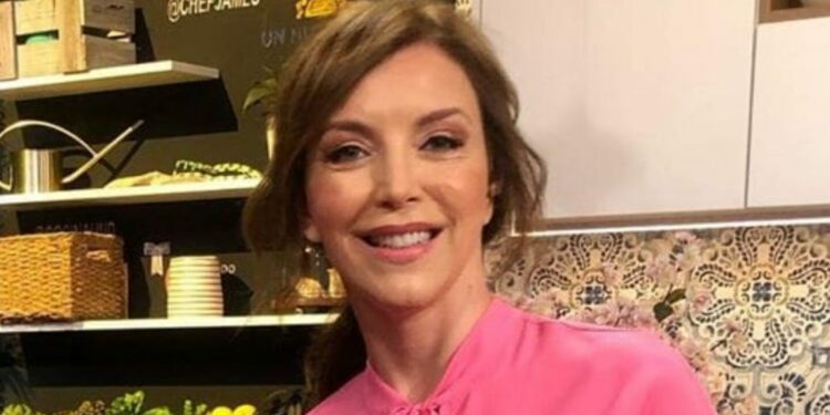 ¡Nos quedamos sin aliento! Laura Flores posa semidesnuda a sus 60 años y luce divina