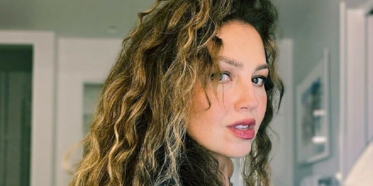 ¡Queda 'pelona'! Thalía pierde la peluca en pleno video en vivo y momento se viraliza