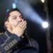 ¿No traía llaves? Julión Álvarez intenta entrar a su casa por la ventana y TikTok explota