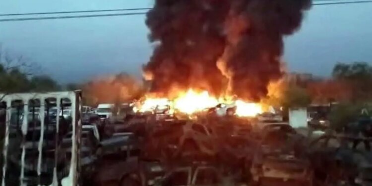 20 autos devorados por incendio en Nuevo León