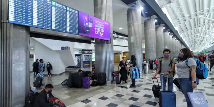 AICM en "negativa" por goteras y disminución de vuelos