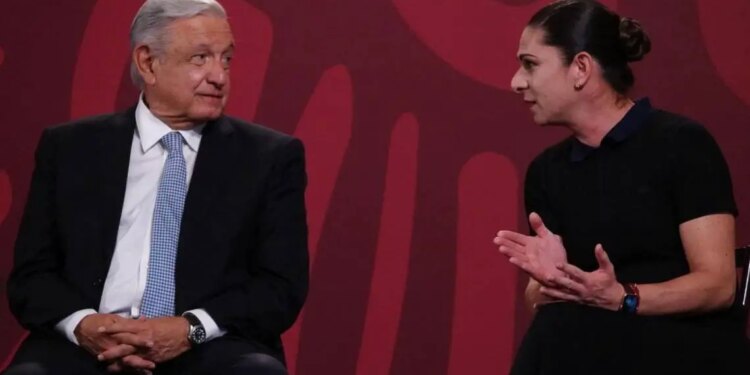 AMLO apoya a Ana Guevara: "permanecerá en CONADE"