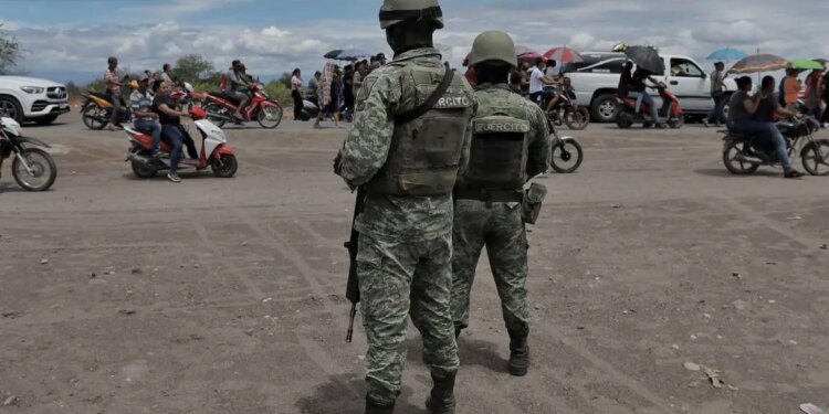 AMLO desaprueba autodefensas en Michoacán.