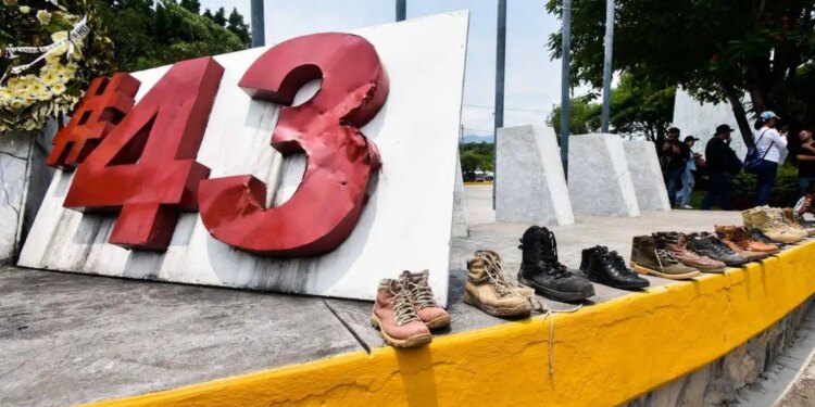 AMLO revela datos sobre caso Ayotzinapa.