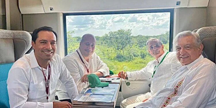 AMLO y empresarios inauguran Tren Maya.
